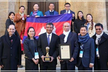 ជារៀងរាល់ឆ្នាំមូលនិធិអក្ខរកម្មពិភពលោកបានទទួលស្គាល់បុគ្គលនិងអង្គភាពឆ្នើមដែលបានខិតខំប្រឹងប្រែងក្នុងការលើក កម្ពស់អក្ខរកម្មដោយបានផ្ដល់ពានរង្វាន់ចំនួន5