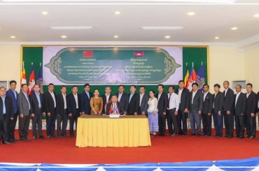 លោកអភិបាលខេត្តតាកែវ ចុះហត្ថលេខាលិខិតផ្ដួចផ្ដើមស្ដីពីការបង្កើតទំនាក់ទំនងមេត្រីភាពរវាងខេត្តតាកែវ នៃព្រះរាជាណាចក្រកម្ពុជា និងក្រុងវីហ្វាង នៃសាធារណរដ្ឋប្រជាមានិតចិន