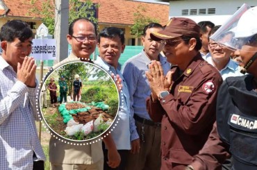 អគ្គនាយកសុីម៉ាក់ ចុះពិនិត្យការងារបោសសម្អាតគ្រាប់យុទ្ធភណ្ឌមិនទាន់ផ្ទុះសំណល់សង្គ្រាម ដែលកម្លាំងជំនាញអង្គភាពស៊ីម៉ាក់កំពុងបំពេញកិច្ចប្រតិបត្តិការ នៅសាលាវិទ្យាល័យព្រះមហាក្សត្រីកុសុមៈ ខេត្តក្រចេះ