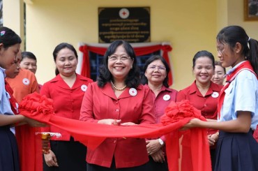 រះរាជអំណោយដ៏ឧត្តុង្គឧត្តមរបស់ សម្តេចព្រះមហាក្សត្រី នរោត្តម មុនិនាថ សីហនុ ព្រះវររាជមាតាជាតិខ្មែរ  បានប្រគល់ជូនប្រជានុរាស្ត្រ ៣គ្រួសារ រស់នៅស្រុកទឹកផុស ខេត្តកំពង់ឆ្នាំង។